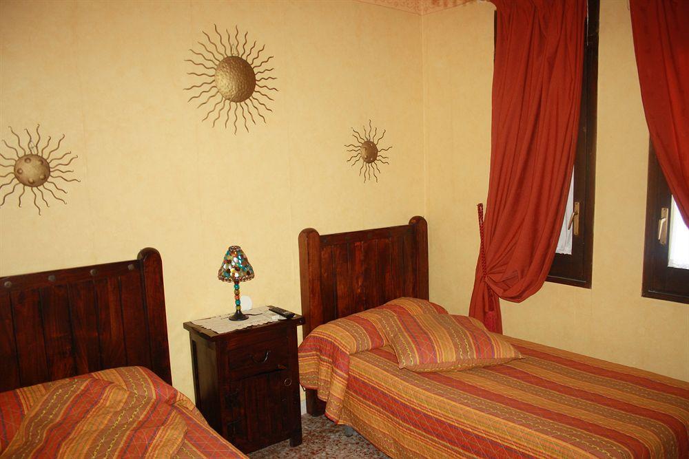 Hostal Restaurante La Diligencia Cunit Ngoại thất bức ảnh