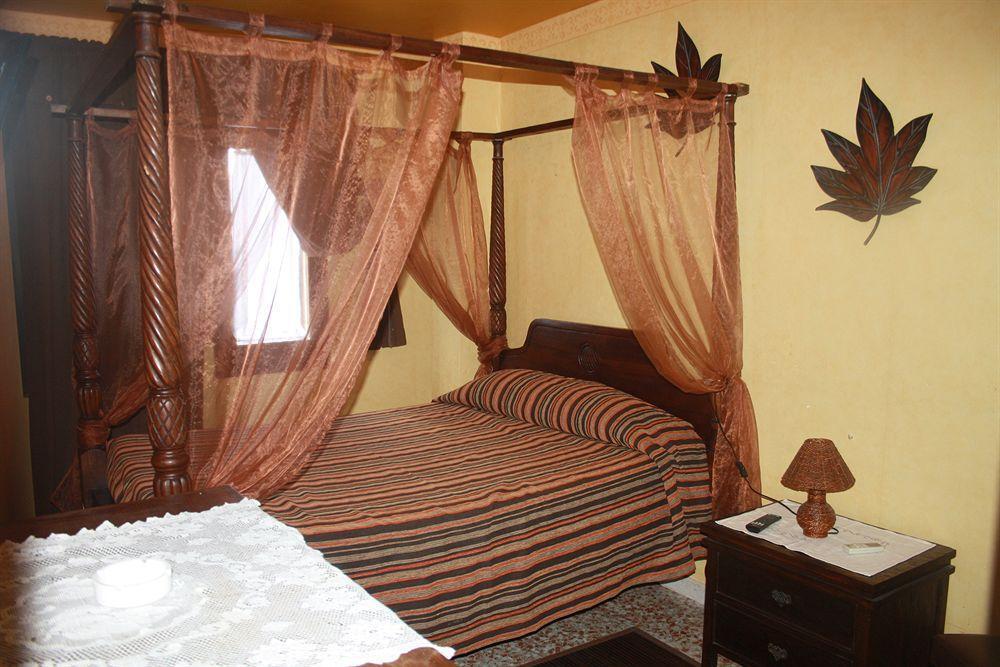 Hostal Restaurante La Diligencia Cunit Ngoại thất bức ảnh
