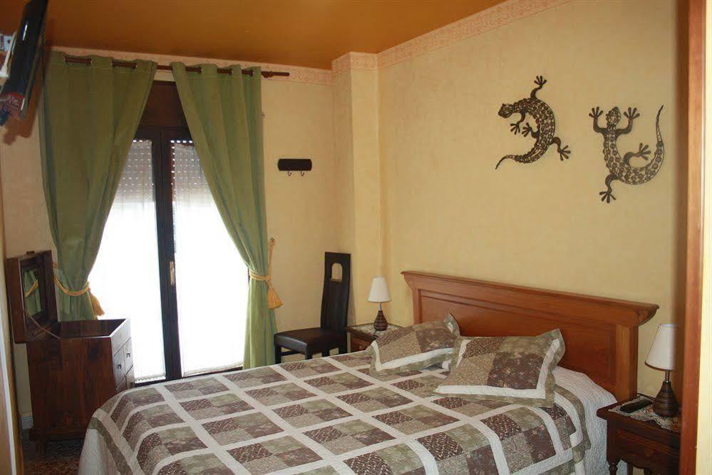 Hostal Restaurante La Diligencia Cunit Ngoại thất bức ảnh